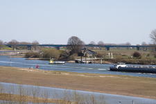 850031 Gezicht op de verkeersbrug over de Lek in de A27, van bij de Oude Lekbrug bij Vreeswijk (gemeente Nieuwegein), ...